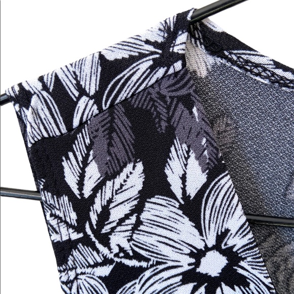 FLOWY FLORAL, WRAP-AROUND BLOUSE WITH SMALL SLITS ON THE SIDES AND WAIST TIE - Picture 3 of 6